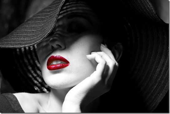 portrait-photography-black-and-white-woman-with-red-lips