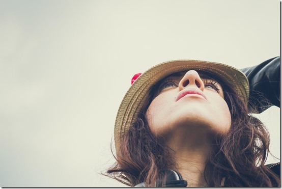 portrait-photography-woman-in-hat-looking-up